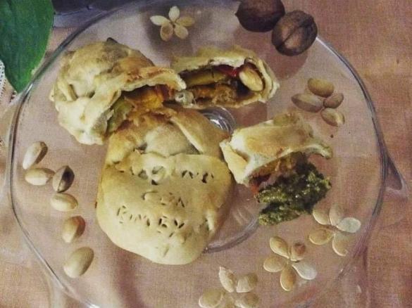 Strudel tonno, peperoni e nocciole su quenelle di guacamole - contest strudel