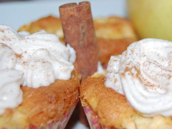 Cupcake alle mele con frosting alla ricotta e cannella 