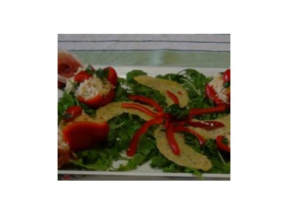 Riso in coppette di peperoni su un letto di  rucola