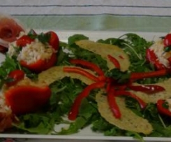 Riso in coppette di peperoni su un letto di  rucola