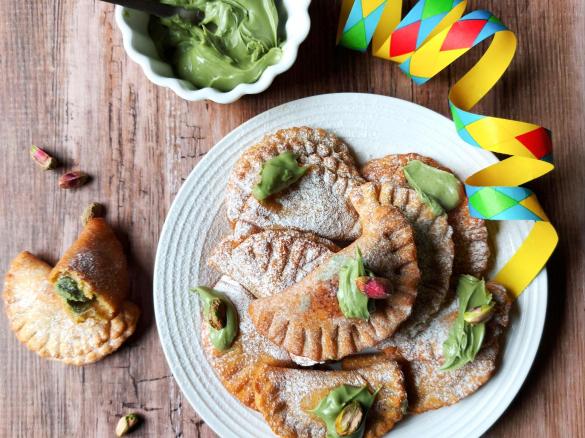Ravioli dolci con crema al pistacchio (carnevale )