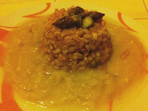 Tortino di farro agli asparagi con purea di topinambur allo zenzero