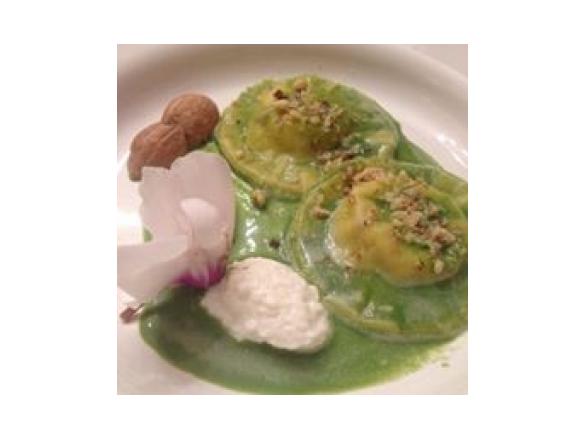 Panciotti con ricotta e noci su vellutata di spinaci