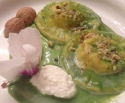 Panciotti con ricotta e noci su vellutata di spinaci