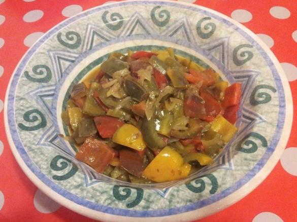 Peperoni stufati con capperi e pasta d'acciughe