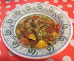 Peperoni stufati con capperi e pasta d'acciughe