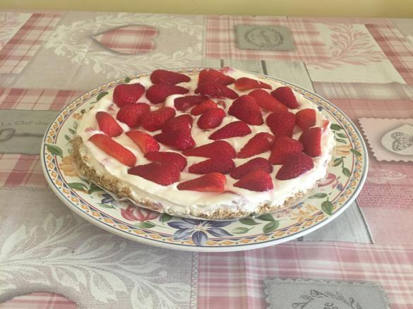 Cheesecake light alle fragole con base all'avena