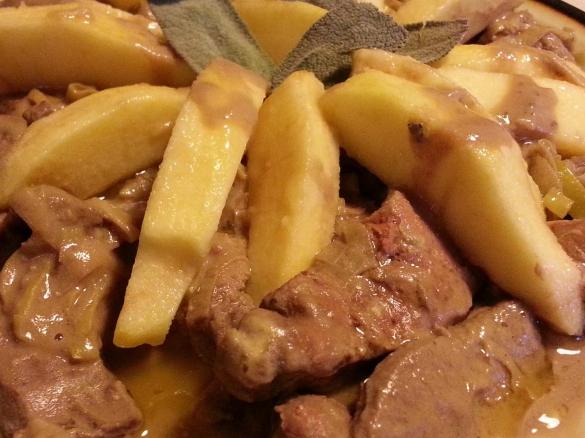 Fegato di vitello con senape, salvia e spicchi di mela