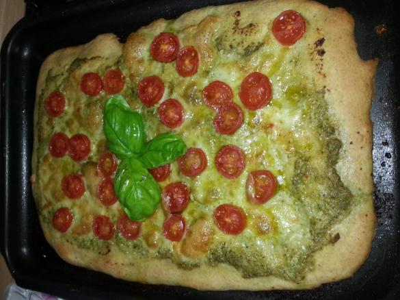 Pizza semi-integrale con lievito madre al pesto e pomodorini