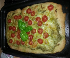Pizza semi-integrale con lievito madre al pesto e pomodorini