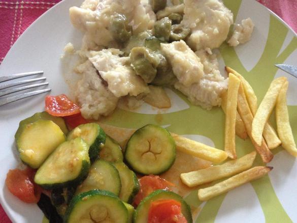 STRACCETTI DI POLLO ALLE OLIVE CON ZUCCHINE CROCCANTI