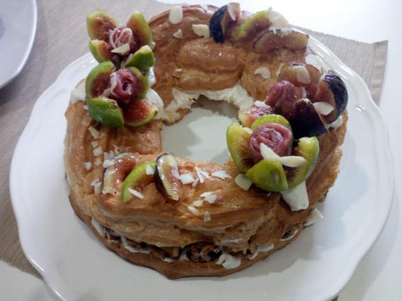 corona di pasta bigne ai formaggi e fichi