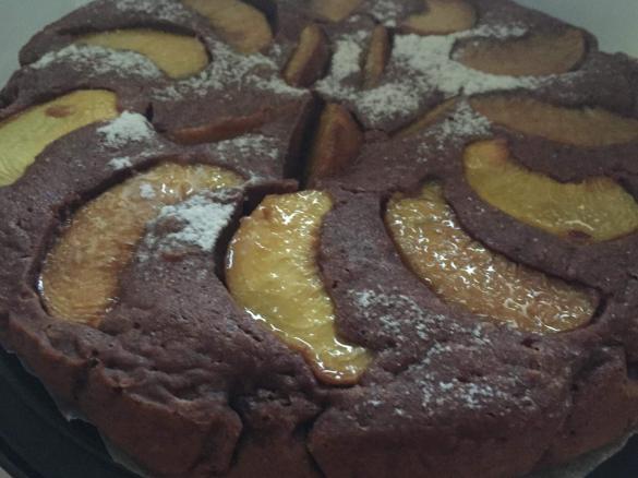 Torta senza glutine con pesche, cacao e amaretti