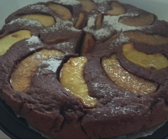 Torta senza glutine con pesche, cacao e amaretti