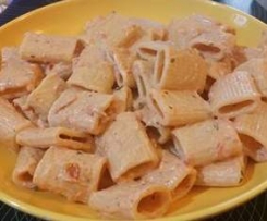 MEZZE MANICHE CON PESTO DI POMODORI SECCHI, TONNO E FILADELFIA