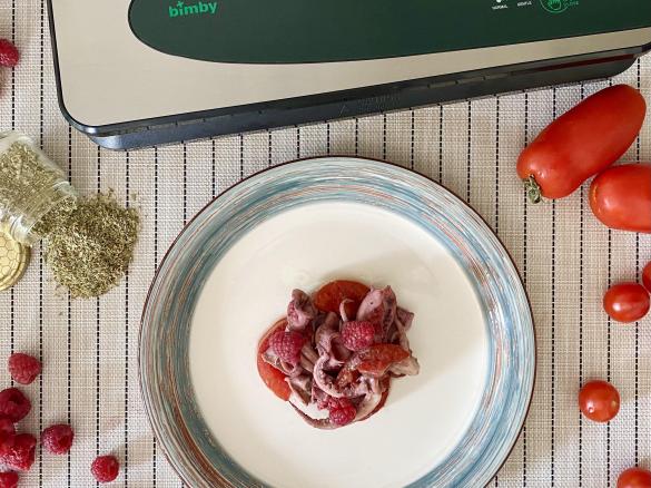 Totani sottovuoto con pomodori e lamponi