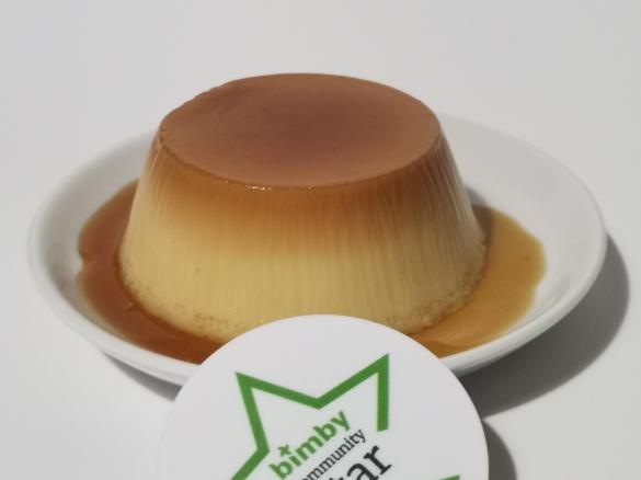 Budino con topping al caramello