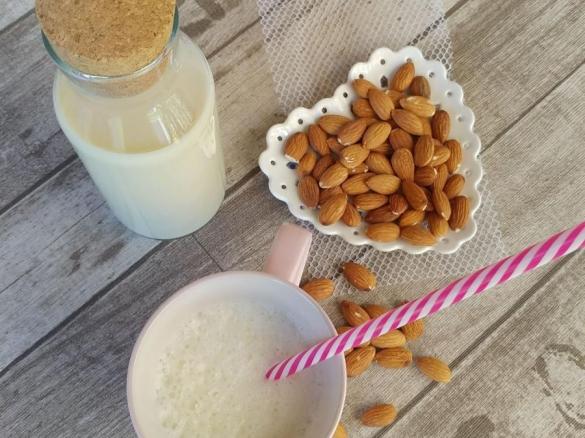 Latte di mandorle senza zucchero (solo acqua e mandorle)