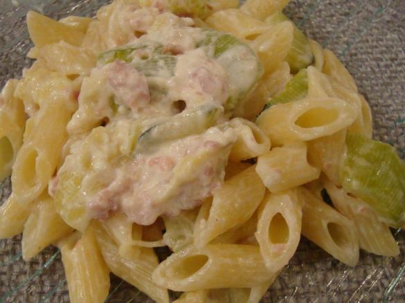 Mezze Penne con Formaggio spalmabile, zucchine e Speck