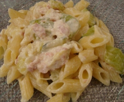 Mezze Penne con Formaggio spalmabile, zucchine e Speck