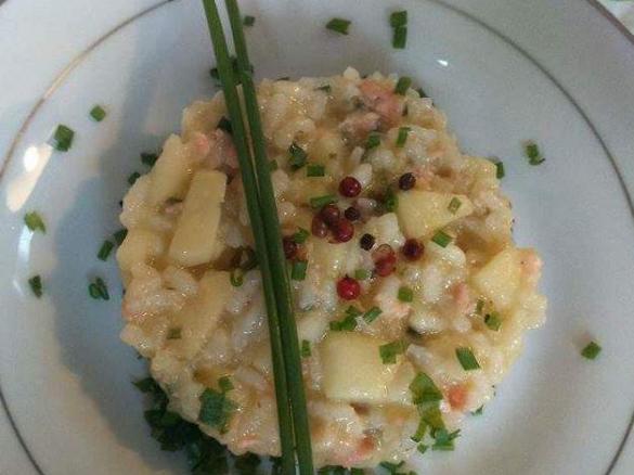 risotto salmone affumicato, mela verde, erba cipollina e pepe rosa 