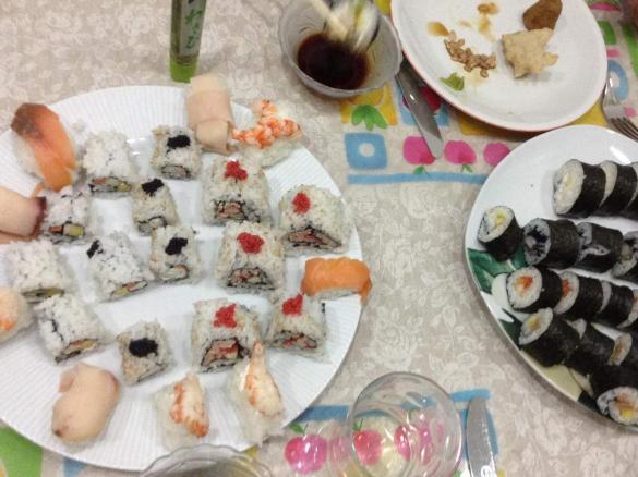 Sushi: uromaki con surimi e mango. Futomaki con insalata di tonno e futomaki con salmone affumicato e avocado