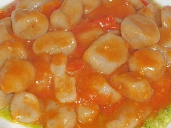 Gnocchi di melanzane su crema di pesto