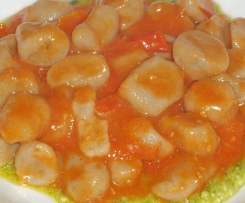 Gnocchi di melanzane su crema di pesto