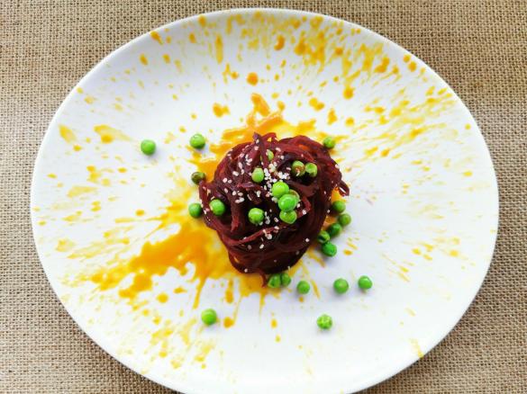 SPAGHETTI DI BARBABIETOLA ROSSA, CREMA DI CAROTE E PISELLI A VAPORE - CONTEST RAPE FEBBRAIO -