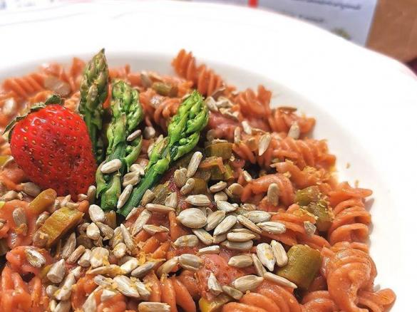 FUSILLI AL FARRO CON ASPARAGI E FRAGOLE (PASTA RISOTTATA) - CONTEST  PRIMAVERA