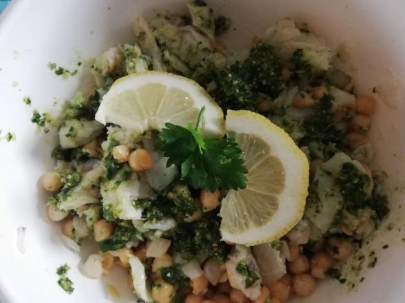 Insalata di ceci e baccalà con pesto di prezzemolo