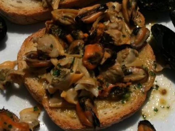 Bruschette ai frutti di mare
