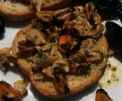 Bruschette ai frutti di mare