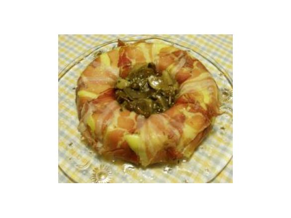 Corona di polenta allo speck con funghi e fonduta