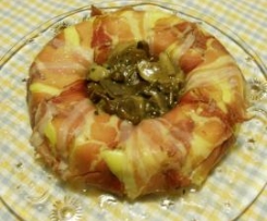 Corona di polenta allo speck con funghi e fonduta