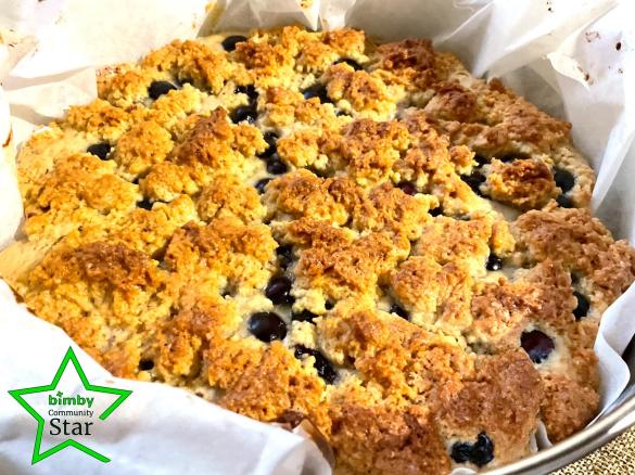 Sbriciolata ai frutti di bosco e mirtilli freschi