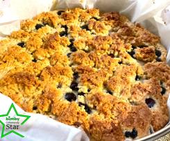 Sbriciolata ai frutti di bosco e mirtilli freschi