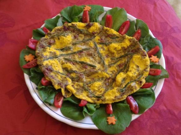 Omelette di uovo d'oca con fiori edibili e punte di asparagina