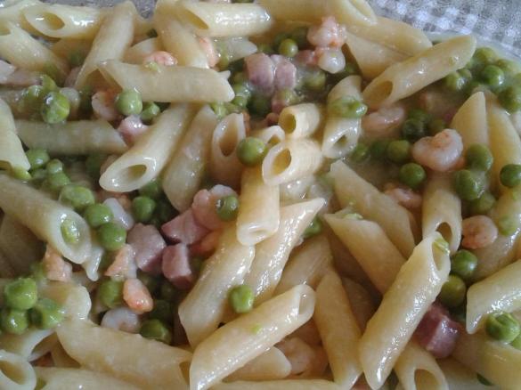 Penne pisellini, prosciutto e gamberetti