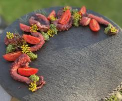 Polpo sottovuoto con pomodorini e pesto alla barba di finocchio