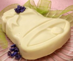 Campana di cioccolato bianco ripiena di mousse di viole