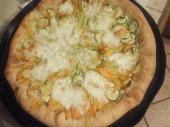 Pizza con lievito madre con cornicione ripieno di ricotta