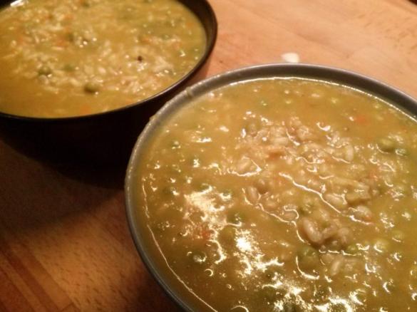 Zuppa di Riso integrale con curry, spezie e piselli