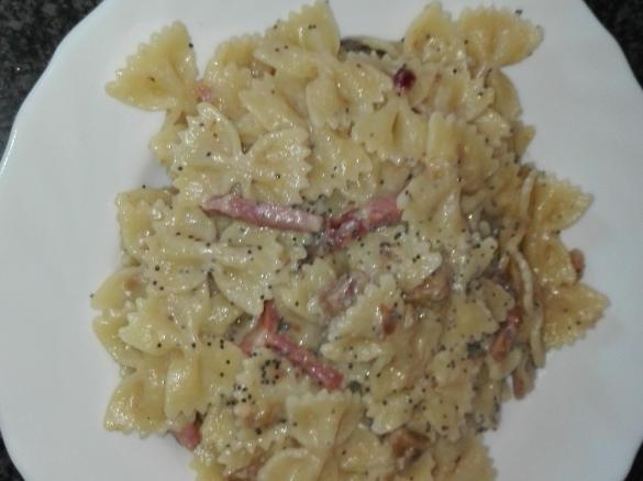 Pasta speck, castagne e semi di papavero