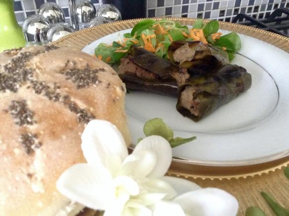 Involtini di trita, salsiccia e porcini in foglie di limone su letto di valeriana e carote. Contest settembre