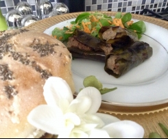 Involtini di trita, salsiccia e porcini in foglie di limone su letto di valeriana e carote. Contest settembre