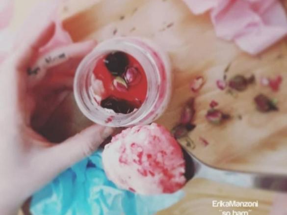 Panna cotta alla rosa e lavanda con amarene (vegan)