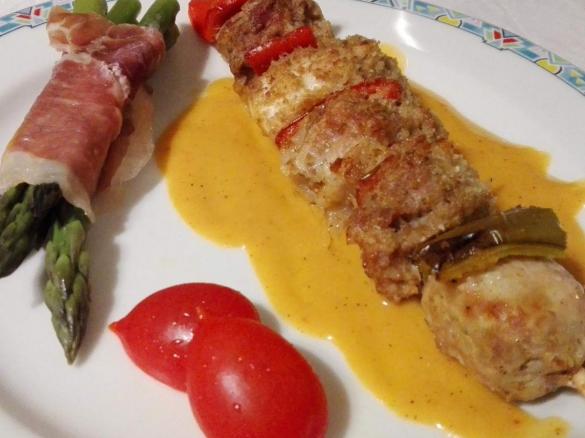 Spiedini golosi di pollo e maiale su crema ricca alle patate con mazzetti di asparagi allo speck multilivello contest