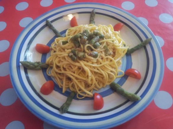 Tagliolini al pesto di noci e asparagi