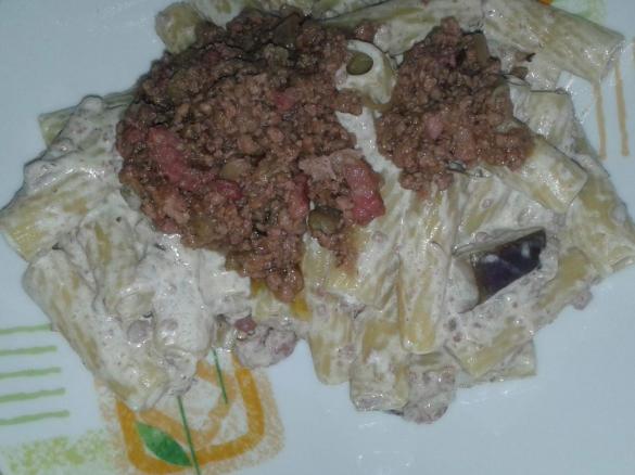 Rigatoni con ragù in bianco e melanzane